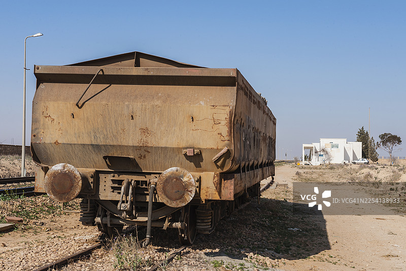 突尼斯沙漠中的火车车厢和火车站图片素材