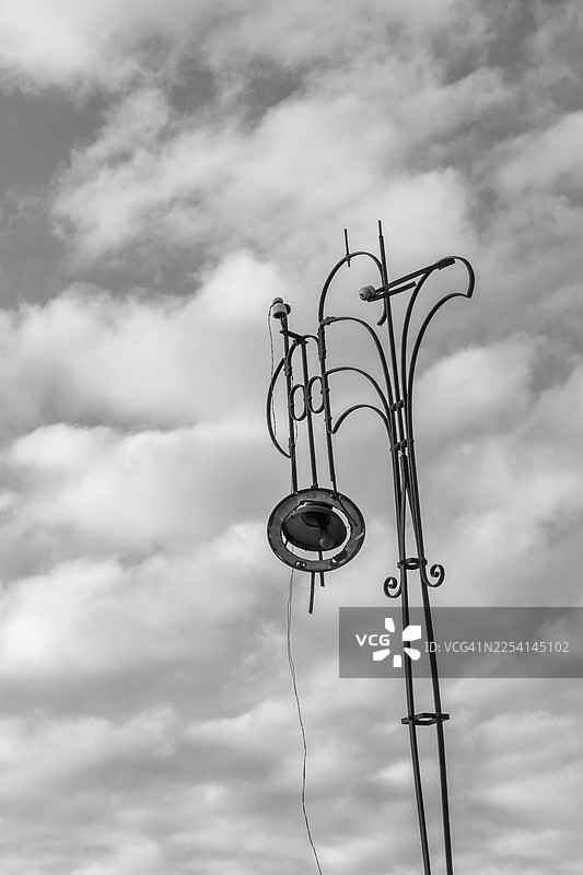 状况不佳的墓地路灯图片素材