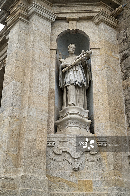 葡萄牙波尔图大教堂外墙上的圣约翰·内波穆克雕像图片素材