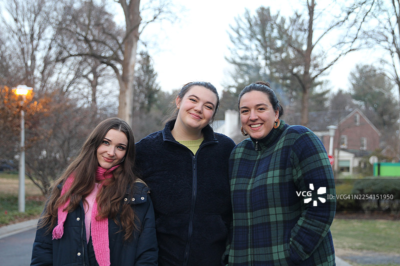 圣诞节那天，朋友们在社区里散步。图片素材