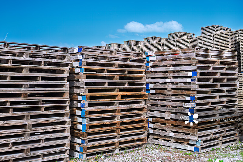 佛罗里达礁石群马拉松岛上用于渔业的木制栈板堆图片素材