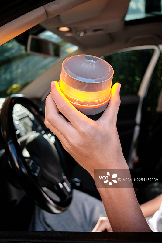 一个人在车里拿着应急LED信标灯图片素材
