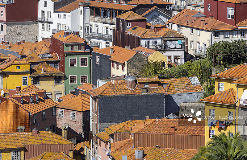 葡萄牙波尔图里贝拉的彩色房屋。图片素材