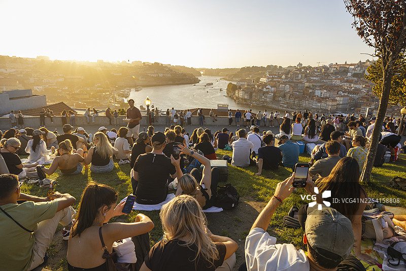 葡萄牙波尔图莫罗花园聚集了观看日落的人群。图片素材