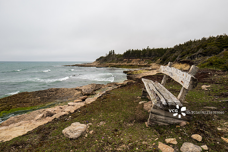 安提科斯蒂岛 Chicotte (鞭子) 的岩石海岸线与无尽的蓝色相遇，茂密的森林毗邻大海，营造出狂野、偏远且令人惊叹的海岸景观图片素材