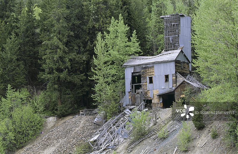 荒野中废弃的磨坊图片素材