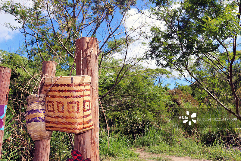 艺术和手工艺是乡村生活的延伸。男女老少制作描绘当地动物的竹编和木雕。图片素材