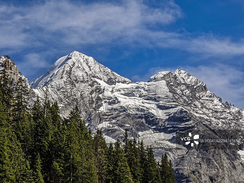 瑞士阿尔卑斯山夏季风光，白雪皑皑的山峰图片素材