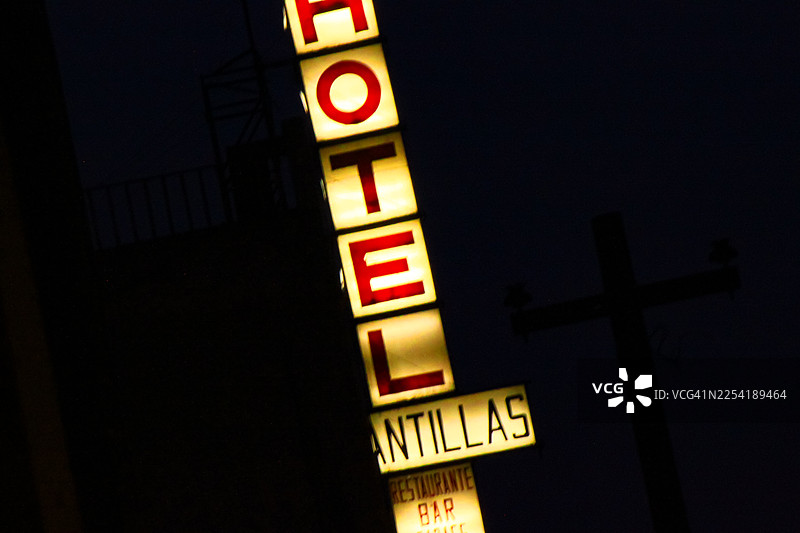 墨西哥城一家老式霓虹酒店招牌，背景为黑色夜空图片素材