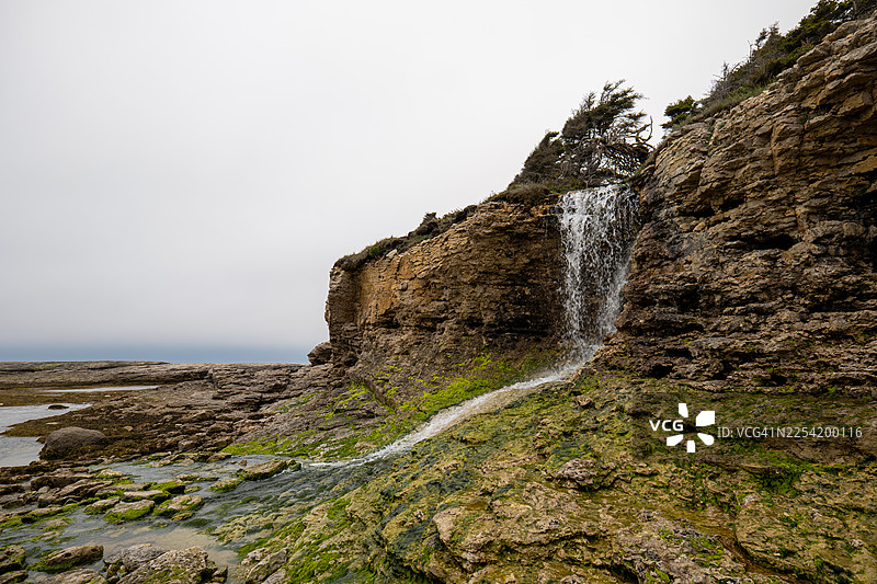 奇科河（Rivière Chicot）的水从岩石上倾泻而下，它是比弗河道的支流，最终汇入圣劳伦斯河的北岸。图片素材