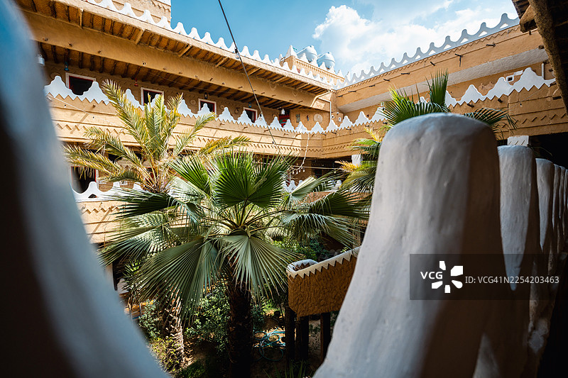 阿拉伯庭院中的文化雕像和棕榈树图片素材