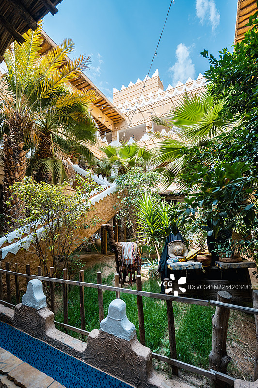 传统阿拉伯花园中的文化元素，配有棕榈树图片素材