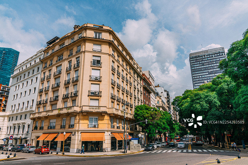 阿根廷布宜诺斯艾利斯，纪念碑广场附近，带有住宅公寓的街角咖啡馆和零售店，纪念阿根廷解放者何塞·德·圣马丁图片素材
