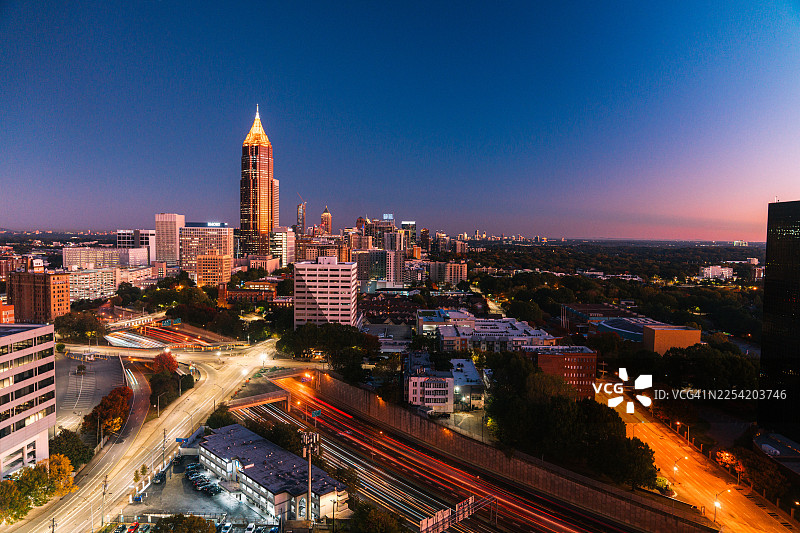 佐治亚州亚特兰大北部，巴克海德的活力彩色黎明天际线景观（系列之一）图片素材