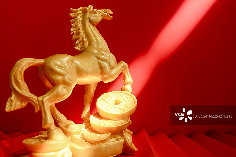 金色风水马，红色背景，聚光灯图片素材