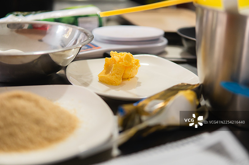 烘焙原料放在厨房台面上准备制作糕点图片素材