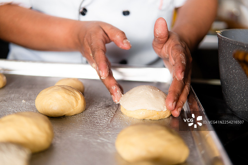 厨师双手准备甜点心进行美味烘焙图片素材