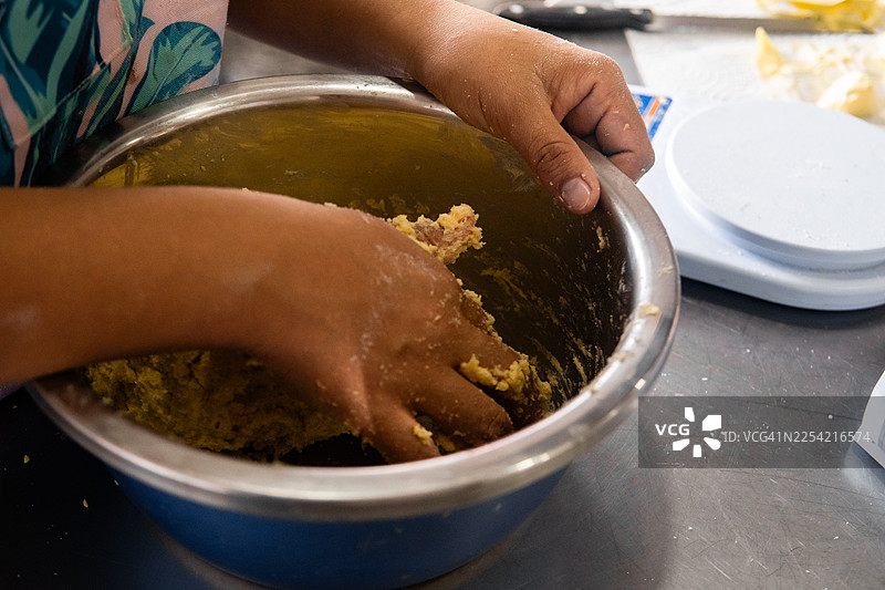 烘焙糕点时，手中在碗中混合面团图片素材