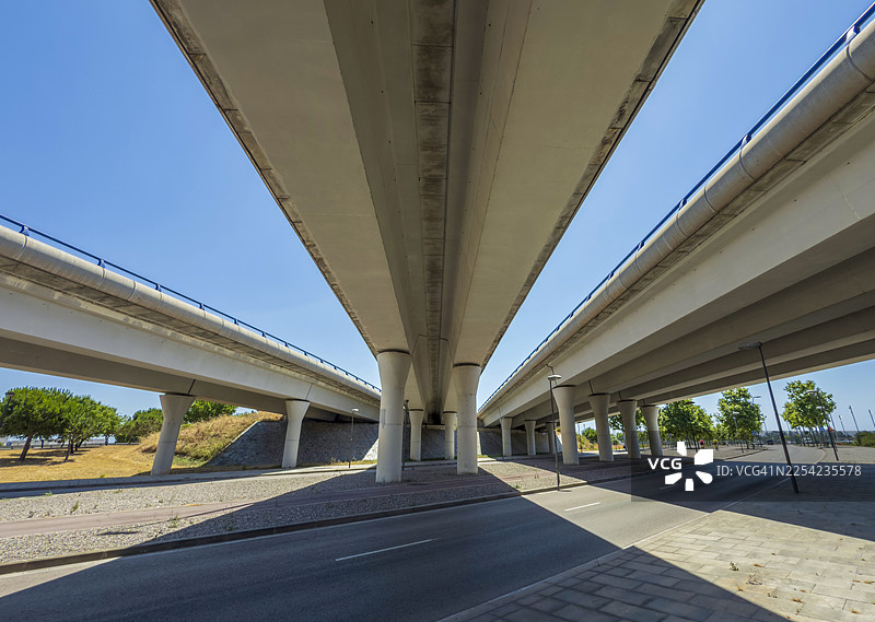 从下方仰视的高速公路立交桥结构图片素材