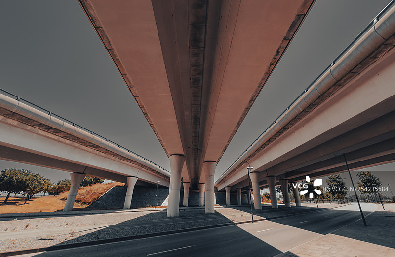 从下方仰视的高速公路立交桥结构图片素材