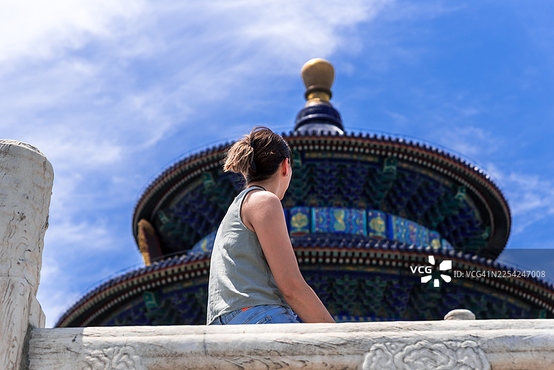 年轻女子在北京享受宏伟的天坛图片素材