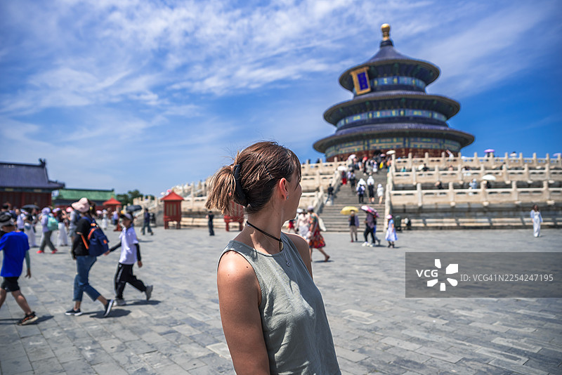 年轻女子面带微笑，在中国北京的天坛前留影图片素材