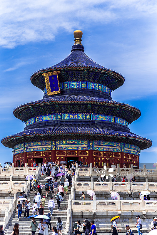 阳光明媚的日子里，北京宏伟的天坛公园图片素材