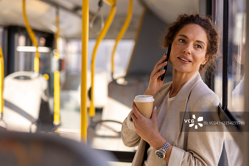 公交车上愉快的电话交谈图片素材