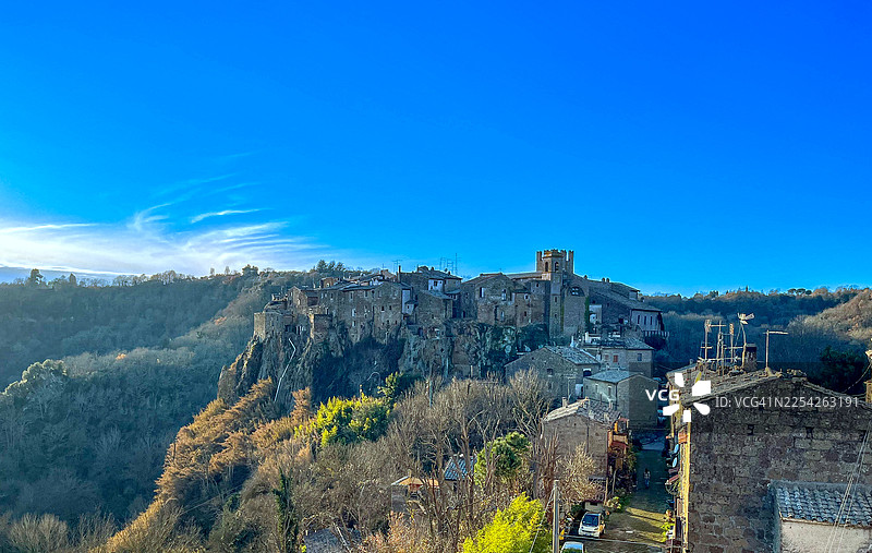 意大利中部拉齐奥地区，一座孤山上的卡尔卡塔小镇，地势险峻，景色壮丽图片素材