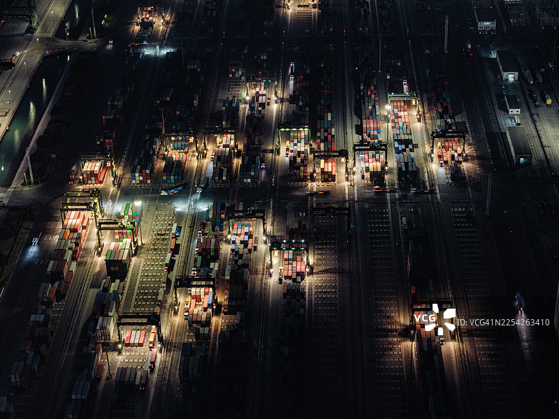 夜间集装箱码头俯视图图片素材