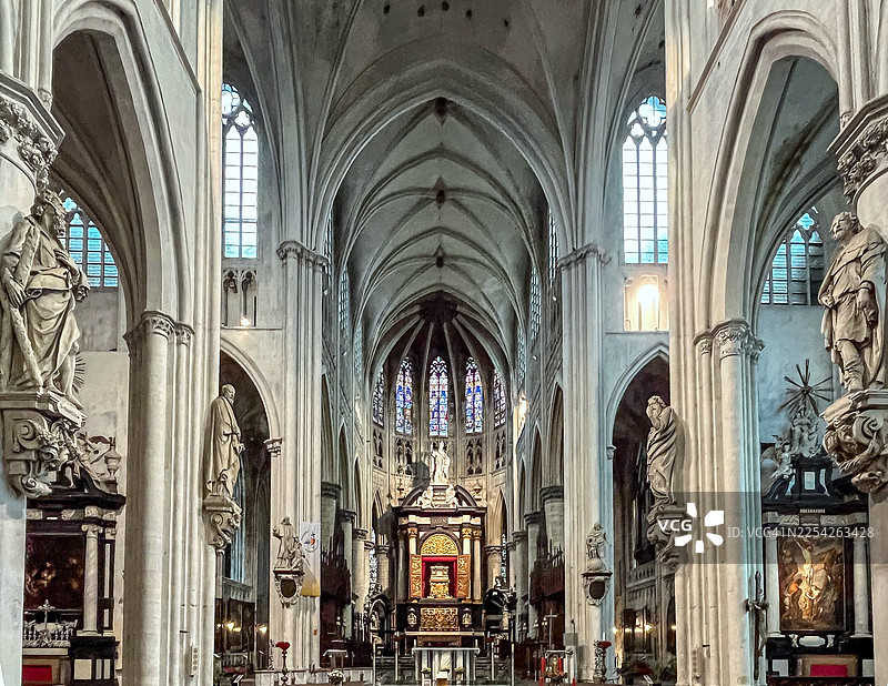 比利时弗拉芒梅赫伦(马林)的圣龙博尔大教堂(Sint-Romboutskathedraal)的哥特式中殿和祭坛的宏伟细节图片素材