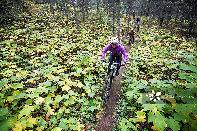 耐力山地自行车骑行图片素材