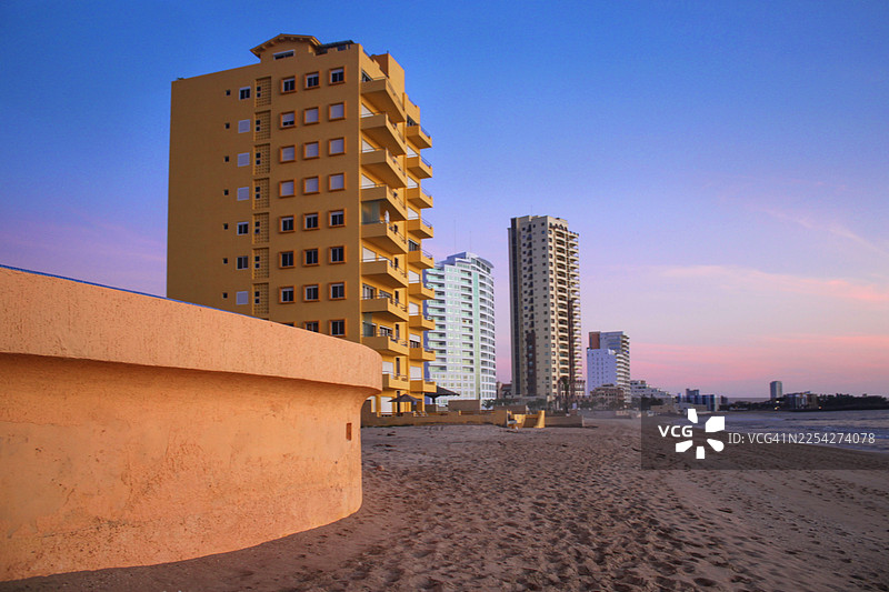 马萨特兰市高层建筑海滨天际线，在蓝色时刻图片素材