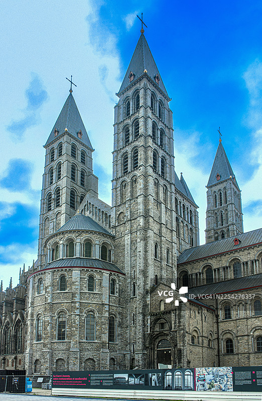 比利时瓦隆大区图尔奈（多恩尼克）宏伟的罗马式图尔奈圣母大教堂的后殿和钟楼图片素材