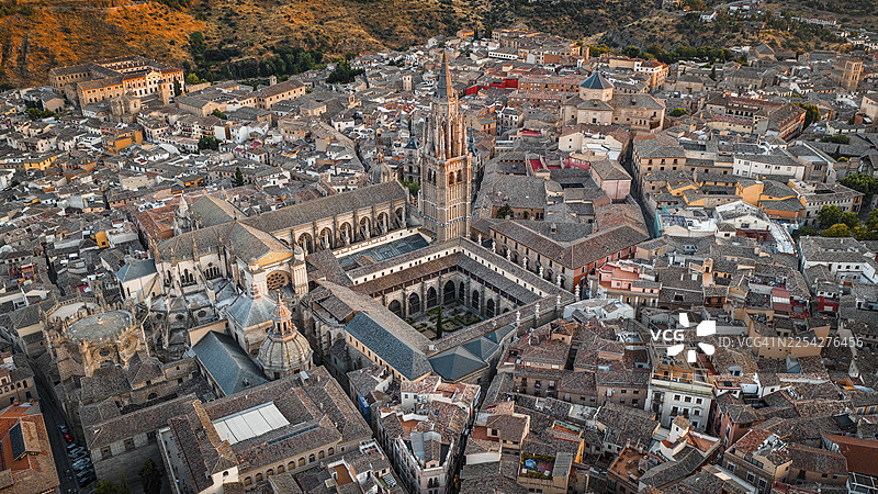 西班牙托莱多大教堂和历史悠久的老城区 - 航拍视角图片素材