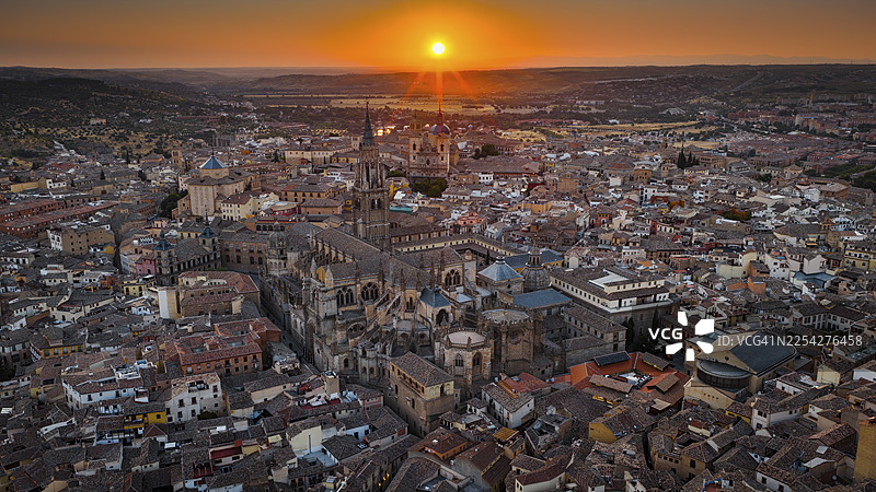 日落时分西班牙托莱多大教堂和历史名城的航拍景观图片素材