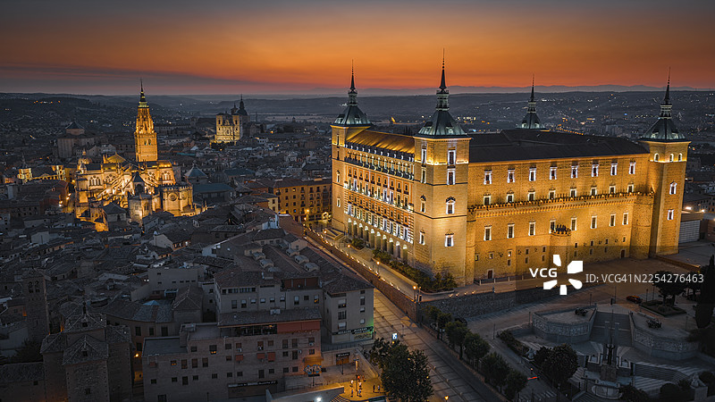 西班牙托莱多，华灯初上的阿尔卡萨尔古堡与历史名城在黄昏时分图片素材