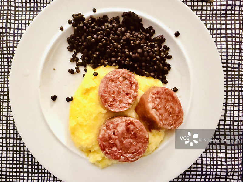 俯视视角下的科泰奇诺香肠配扁豆和玉米糊图片素材