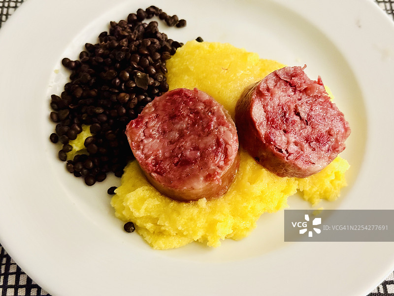 俯视视角：意大利香肠配扁豆和玉米糊图片素材