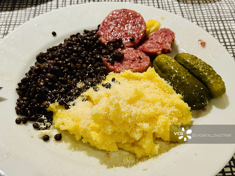 意式血肠配扁豆、玉米糊和腌菜图片素材