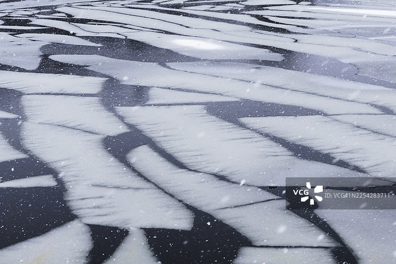 雪覆盖的浮冰图片素材