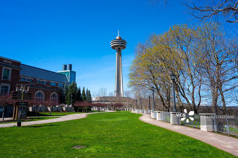 高耸的斯凯伦塔矗立在公园步道和建筑之上图片素材