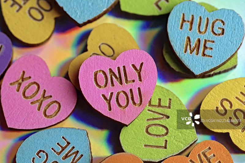 制作带有浪漫信息的“糖果”心形糖，微距特写图片素材