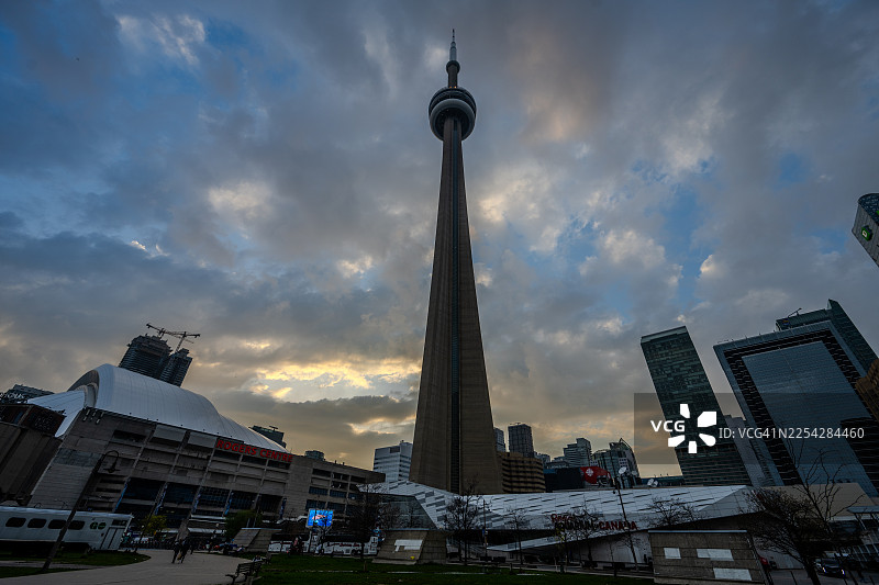 多伦多市中心天际线和CN塔在黄昏时分的景象图片素材