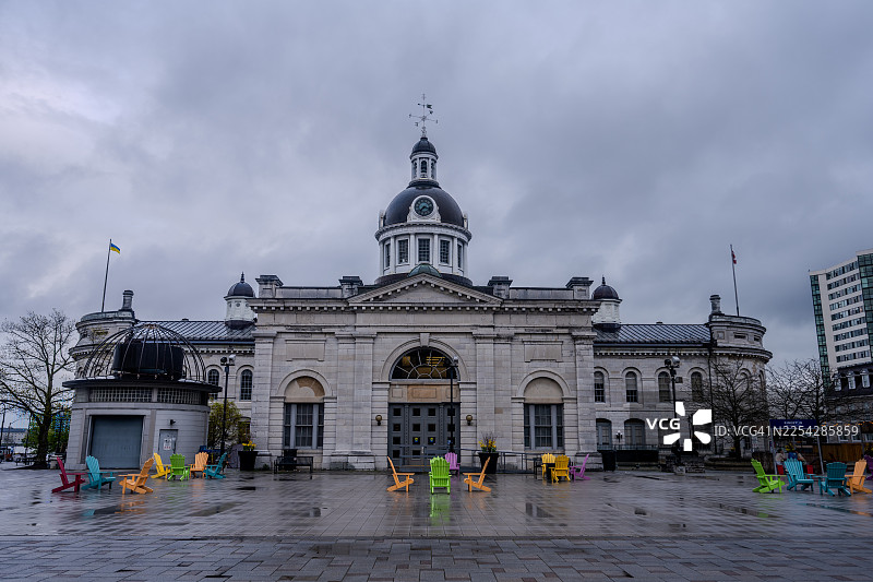 阴天时，历史悠久的金斯顿市政厅前摆放着色彩鲜艳的椅子图片素材