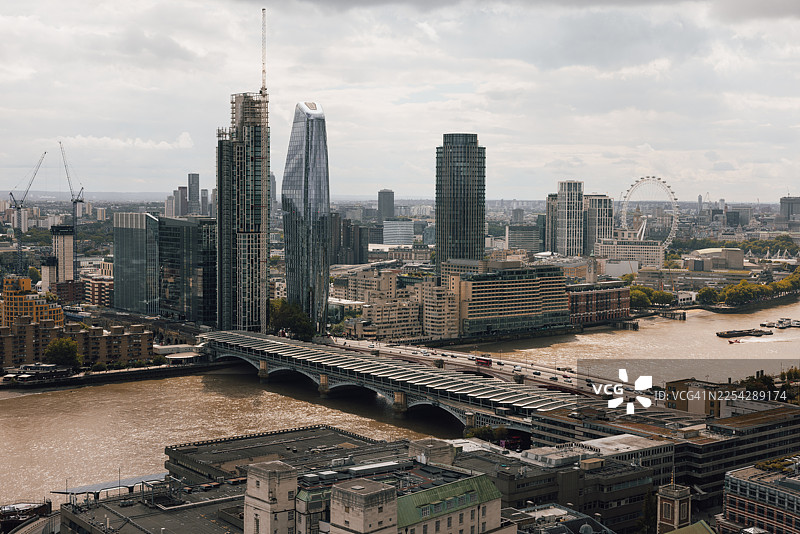 泰晤士河和黑衣修士桥与伦敦天际线图片素材