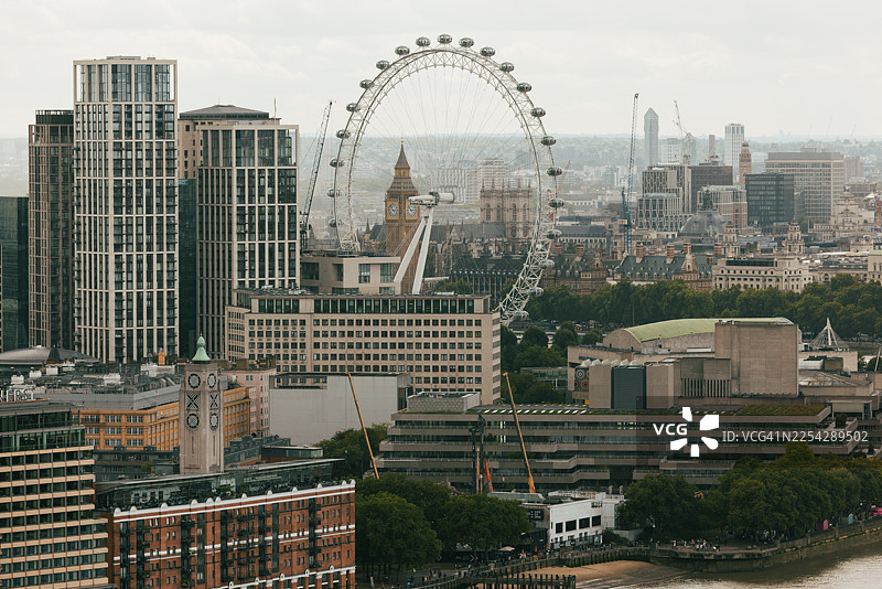 远处伦敦眼映衬下的伦敦天际线图片素材