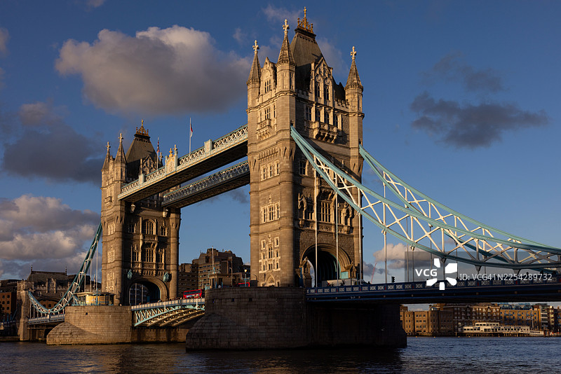 伦敦塔桥横跨泰晤士河图片素材