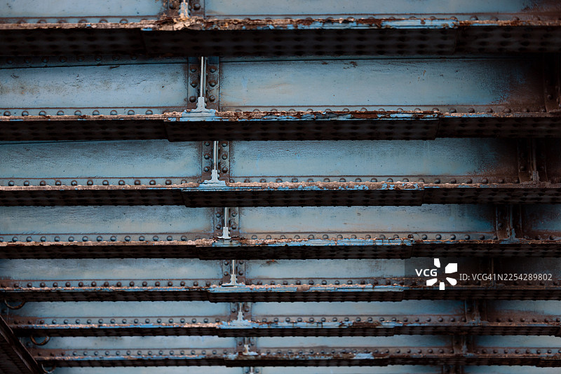 铆接钢桥底部抽象图片素材