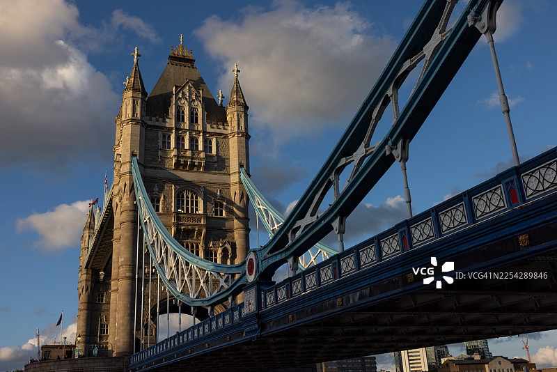 黄金时段的塔桥图片素材